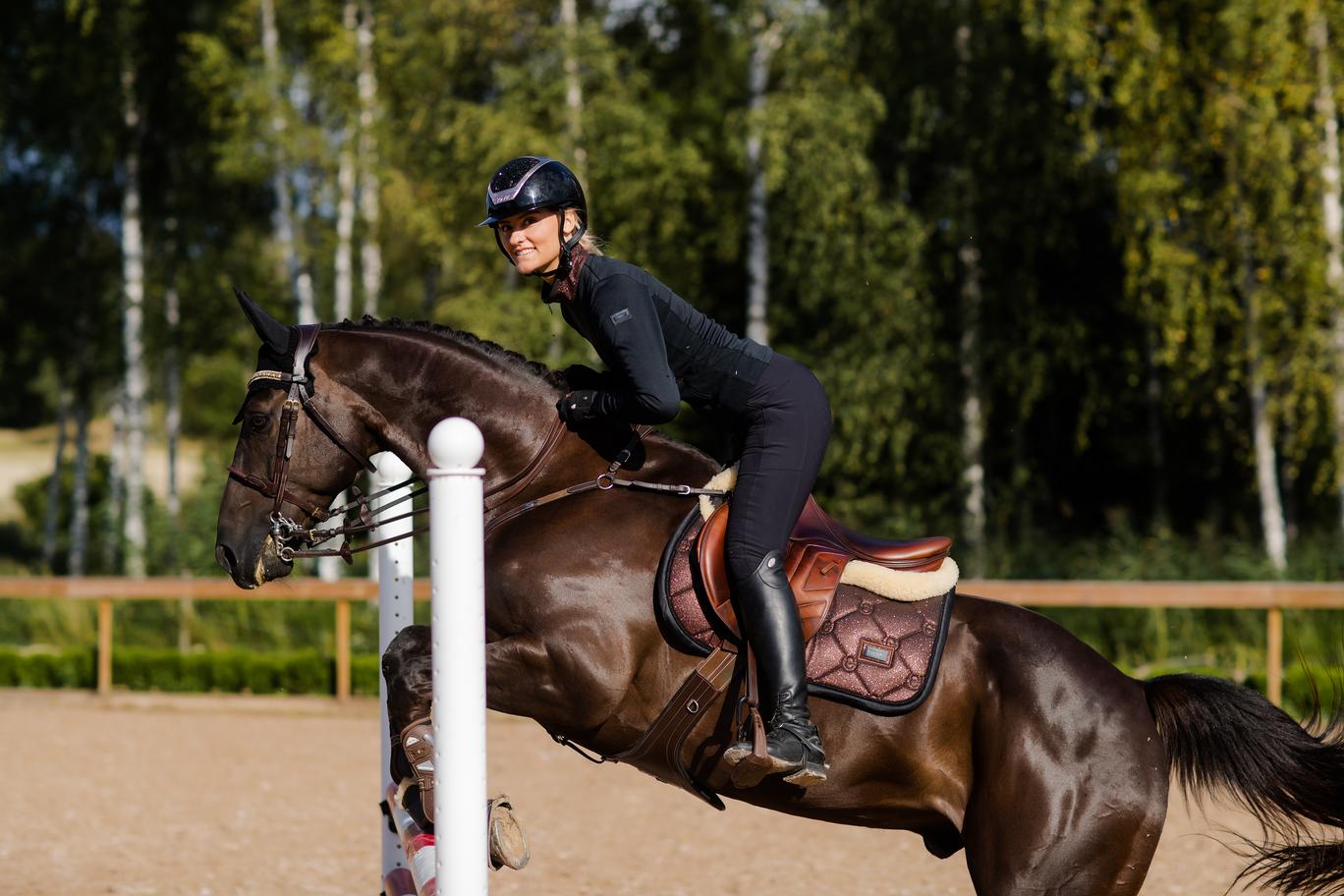 Эквестриан стокгольм. Попона Equestrian Stockholm. Недоуздок Equestrian Stockholm. Вальтрап Equestrian Stockholm. Флисовая попона Equestrian Stockholm.